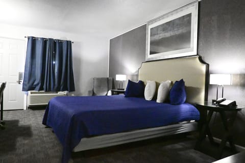 Deluxe Room, 1 King Bed | Blackout drapes, iron/ironing board, free WiFi, bed sheets