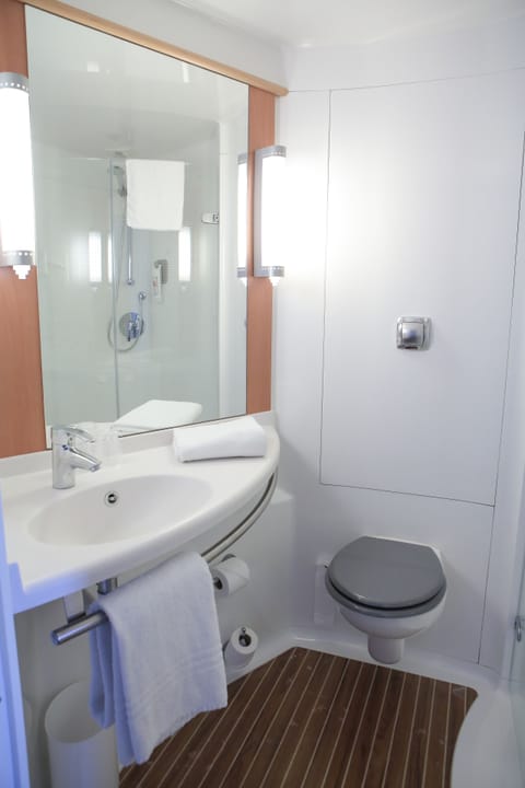 Standard Room, 2 Twin Beds | Bathroom | Shower, eco-friendly toiletries, hair dryer, towels