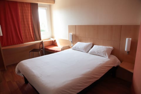 Standard Room, 1 Double Bed | Desk, blackout drapes, soundproofing, iron/ironing board