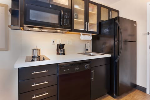 Full-size fridge, microwave, stovetop, dishwasher