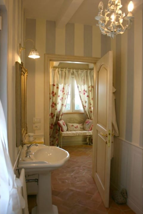 Room, Property, Lighting, Light Fixture, Interior Design, Building, House, Ceiling, Home, Bathroom