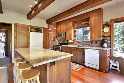 main level-kitchen-_mre0093