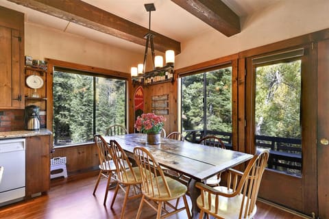 main level-dining area-_mre0096