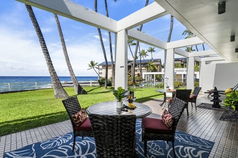 Spacious Ocean Front Lanai
