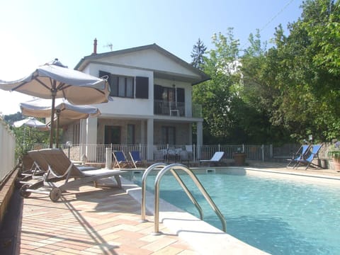 Water, Sky, Building, Swimming Pool, Plant, Outdoor Furniture, Shade, Sunlounger, House, Tree