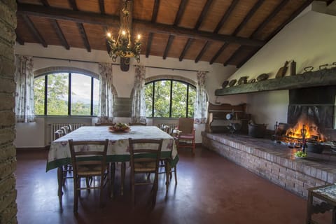 Room, Property, Building, Interior Design, Furniture, Estate, Real Estate, Ceiling, House, Architecture