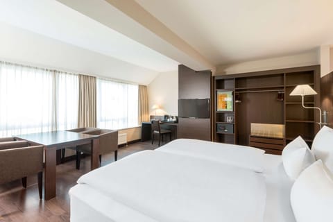 Junior Suite | In-room safe, desk, soundproofing, free cribs/infant beds