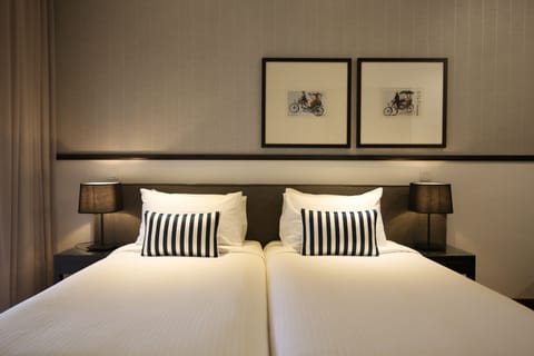 Deluxe Suite | In-room safe, desk, soundproofing, iron/ironing board