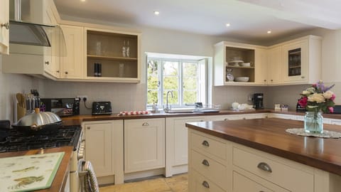 Kitchen, Almsbury Farmhouse at Sudeley Castle, Bolthole Retreats