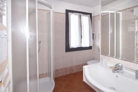 Standard Double or Twin Room | Bathroom | Shower, free toiletries, hair dryer, bidet