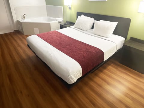 Standard Single Room, 1 Bedroom, Hot Tub | Pillowtop beds, blackout drapes, free WiFi, bed sheets
