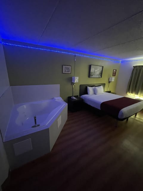 Deluxe Suite, 1 Double Bed, Non Smoking, Hot Tub | Pillowtop beds, blackout drapes, free WiFi, bed sheets