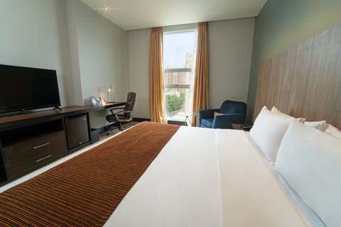 Deluxe Room, 1 King Bed | Minibar, in-room safe, desk, blackout drapes