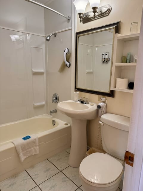 Triple Room | Bathroom | Combined shower/tub, free toiletries, hair dryer, towels