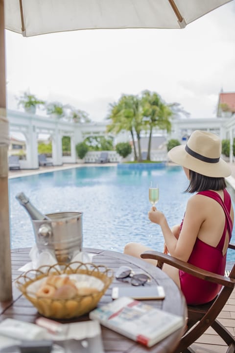 Outdoor pool, pool umbrellas, sun loungers