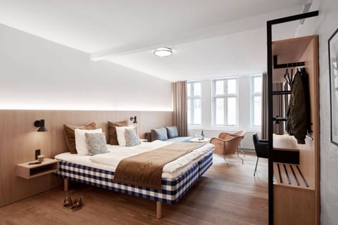 Design Double Room (Plus) | Premium bedding, desk, laptop workspace, free WiFi