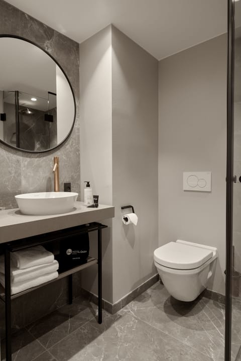 Double Room (Plus High) | Bathroom | Shower, free toiletries, hair dryer, towels