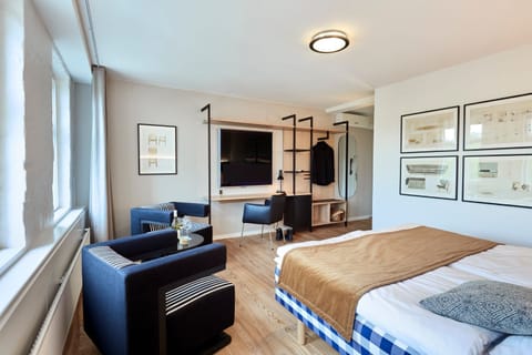 Design Double Room | Premium bedding, desk, laptop workspace, free WiFi