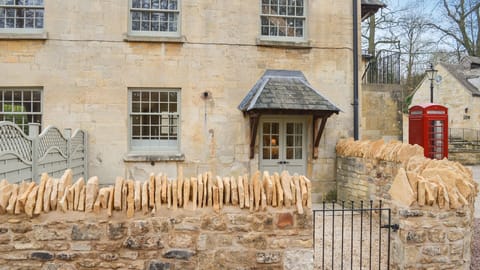 Exterior Front, Princess Elizabeth at Sudeley Castle, Bolthole Retreats
