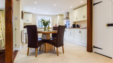 Kitchen dining area, Queen Mary Cottage at Sudeley Castle, Bolthole Retreats