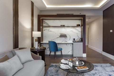 Deluxe Suite | Minibar, in-room safe, individually decorated, individually furnished