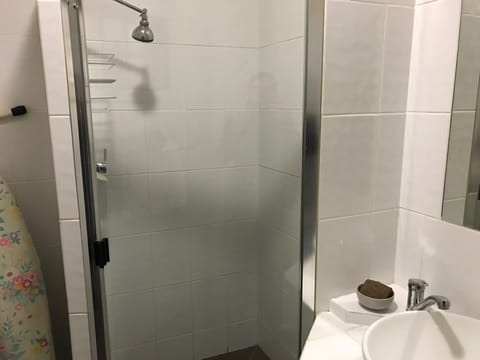 Traditional Room, 1 Queen Bed | Bathroom | Towels