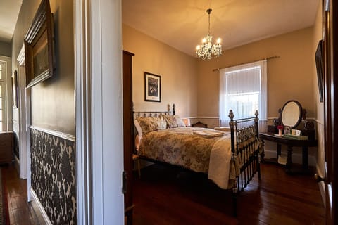 Poet's Room | Premium bedding, individually decorated, iron/ironing board, free WiFi