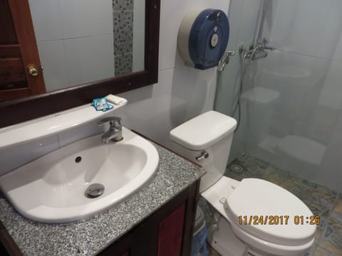 Standard Single Room | Bathroom | Shower, rainfall showerhead, free toiletries, towels