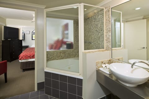 Apartment, 1 Bedroom, Jetted Tub (1 Bedroom Spa) | Bathroom | Combined shower/tub, free toiletries, hair dryer, towels