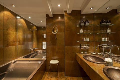 Suite, Fireplace | Bathroom | Bathtub, designer toiletries, hair dryer, bathrobes