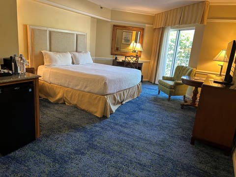 Standard Room, 1 King Bed, Balcony | Hypo-allergenic bedding, in-room safe, desk, laptop workspace