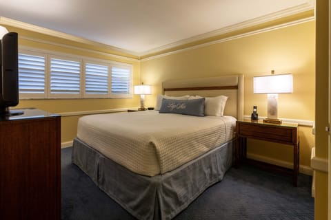 Suite, 1 Bedroom, Non Smoking, Poolside | Hypo-allergenic bedding, in-room safe, desk, laptop workspace