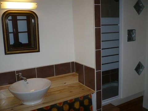 Double or Twin Room | Bathroom | Shower, free toiletries, towels, soap