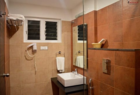Club Room | Bathroom | Shower, free toiletries, hair dryer, towels