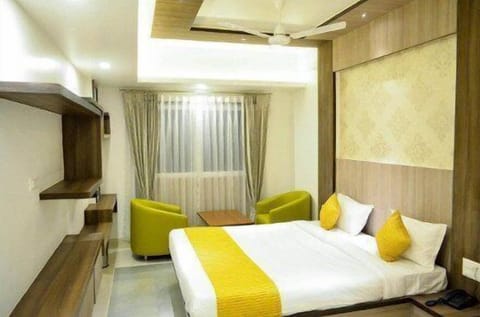 Club Room | 1 bedroom, premium bedding, pillowtop beds, minibar