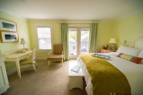 Room, 1 Queen Bed | Minibar, in-room safe, desk, iron/ironing board