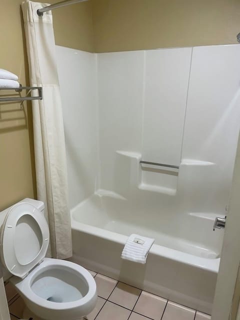 Combined shower/tub, free toiletries, hair dryer, towels