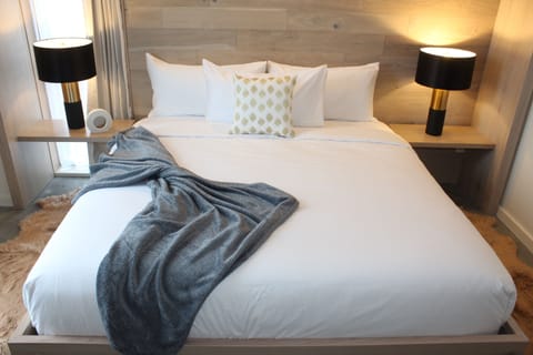 Junior Suite, 1 King Bed | In-room safe, desk, laptop workspace, iron/ironing board