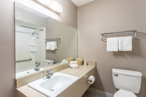 Deluxe Room, 1 Queen Bed, Accessible, Smoking | Bathroom | Combined shower/tub, free toiletries, hair dryer, towels