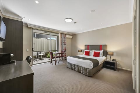 Superior Queen Room - Accessible | Minibar, desk, laptop workspace, soundproofing