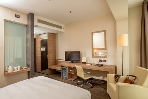 Standard Room, 1 King Bed | Premium bedding, down comforters, minibar, in-room safe