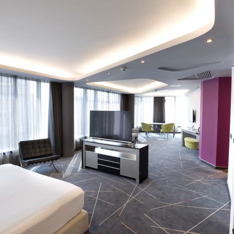 Junior Suite, 1 King Bed | Egyptian cotton sheets, premium bedding, minibar, in-room safe