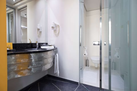 Standard Room, 1 Queen Bed | Bathroom | Shower, eco-friendly toiletries, hair dryer, towels