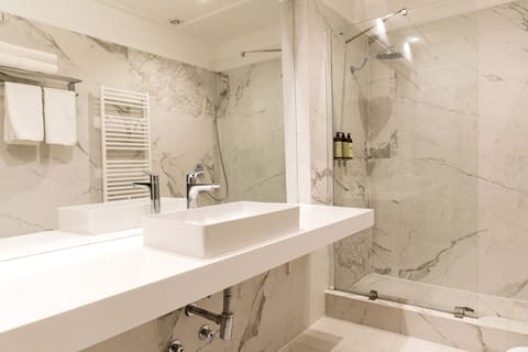 Standard Suite | Bathroom | Free toiletries, hair dryer, towels