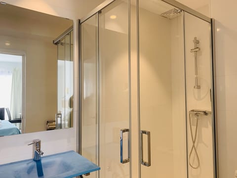 Double Room | Bathroom | Shower, hair dryer, towels