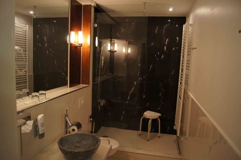 Double Room Single Use | Bathroom | Shower, rainfall showerhead, free toiletries, hair dryer