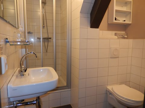 Basic Double Room, 2 Twin Beds | Bathroom | Shower, free toiletries, hair dryer, towels