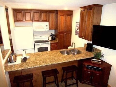 Condo, 2 Bedrooms | Private kitchen | Microwave, oven, dishwasher, coffee/tea maker