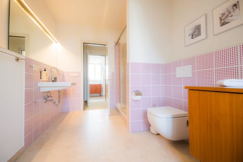 Family Suite | Bathroom | Shower, deep soaking tub, free toiletries, hair dryer