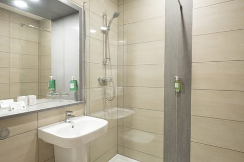 Combined shower/tub, free toiletries, hair dryer, towels